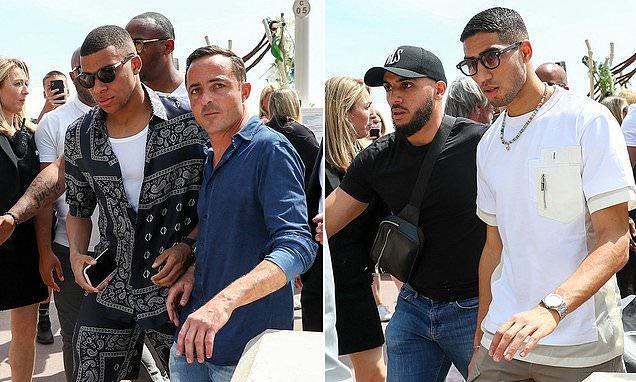 每体：梅西晚饭后去了诺坎普，今晨坐飞机前往国家队报到（每体：梅西晚餐后现身诺坎普，今晨乘机前往国家队报到）